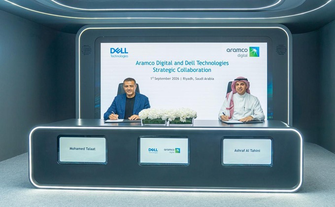 Dell Technologies and Aramco Digital representatives signing strategic collaboration in Riyadh